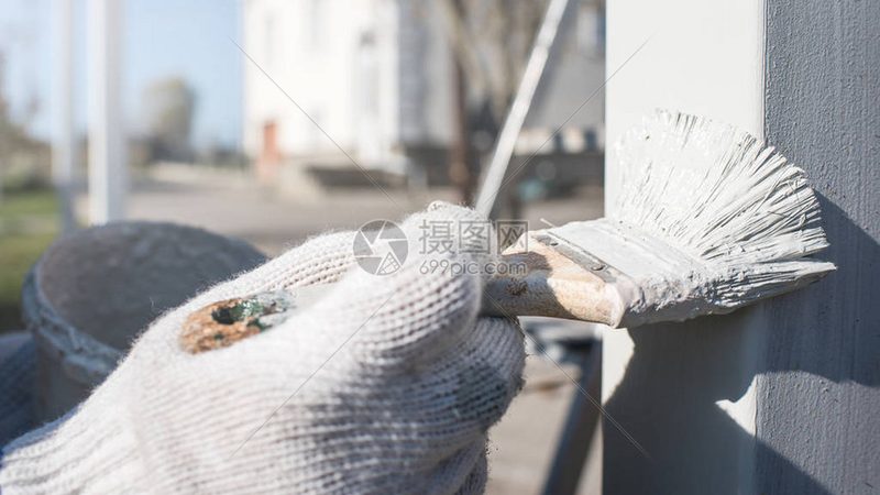 在解读金属漆报价单时，要对比不同品牌和型号的产品。以下是一些对比要点：